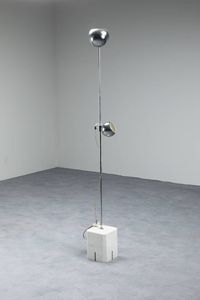 PRODUZIONE ITALIANA - Lampada da terra in acciaio cromato  base in marmo bianco. Anni '70 h cm 185