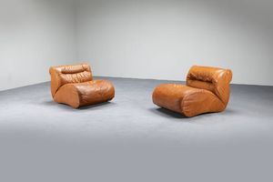 PRODUZIONE ITALIANA - Coppia di poltrone con struttura imbottita rivestita in pelle. Anni '70  cm 65x75x95