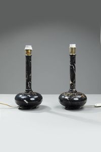 PRODUZIONE ITALIANA - Coppia di lampade da tavolo in marmo nero  paralume in stoffa. Anni '70 h cm 66