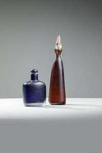 VENINI - Due bottiglie in vetro sommerso e inciso. Una marcata Venini Italia 80 e l'altra Venini 92 rispettivamente h cm  [..]