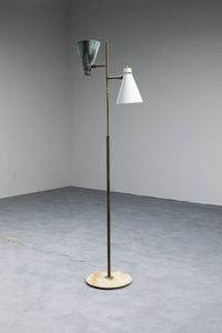 GIUSEPPE OSTUNI - Lampada da terra in ottone  diffusori in metallo verniciato  base in marmo. Prod. Oluce anni '50 h cm 136 Reastauro  [..]