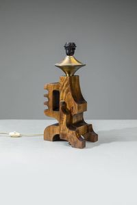 PRODUZIONE ITALIANA - Curiosa lampada da tavolo con fusto in legno. Anni '70 cm 44x23