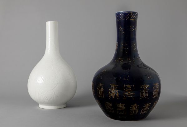 Vaso in porcellana a invetriatura blu, Cina fine secolo XIX, e un vaso in porcellana bianca, Cina, periodo della Repubblica (1912 - 1949)  - Asta Arte orientale / 东方艺术 - Associazione Nazionale - Case d'Asta italiane