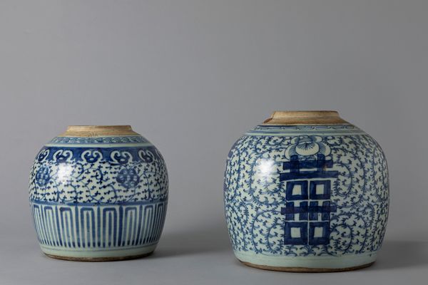 Due giare in porcellana bianca e blu. Cina, fine secolo XIX  - Asta Arte orientale / 东方艺术 - Associazione Nazionale - Case d'Asta italiane