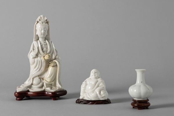 Una Guanyin, un Budai e un vasetto in bianco di Cina. Cina, secolo XIX/XX  - Asta Arte orientale / 东方艺术 - Associazione Nazionale - Case d'Asta italiane