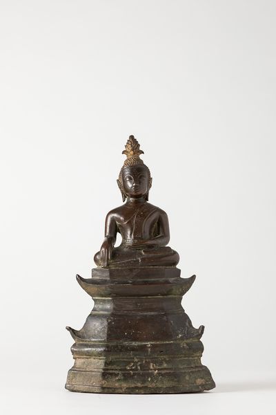 Scultura in bronzo raffigurante Buddha assiso. Thailandia, secolo XVII-XVIII  - Asta Arte orientale / 东方艺术 - Associazione Nazionale - Case d'Asta italiane
