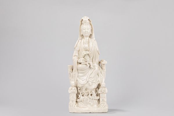 Guanyin in porcellana Blanc de Chine. Cina, fine XIX secolo  - Asta Arte orientale / 东方艺术 - Associazione Nazionale - Case d'Asta italiane