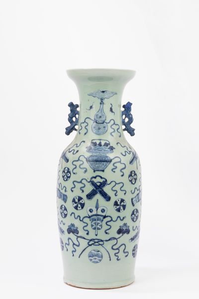 Vaso in porcellana a fondo celadon e decori blu. Cina, fine dinastia Qing  - Asta Arte orientale / 东方艺术 - Associazione Nazionale - Case d'Asta italiane