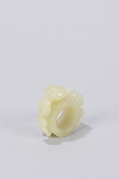 Anello in giada celadon. Cina, secolo XX  - Asta Arte orientale / 东方艺术 - Associazione Nazionale - Case d'Asta italiane