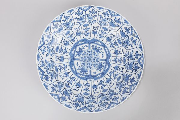 Piatto in porcellana bianca e blu. Cina, secolo XIX  - Asta Arte orientale / 东方艺术 - Associazione Nazionale - Case d'Asta italiane