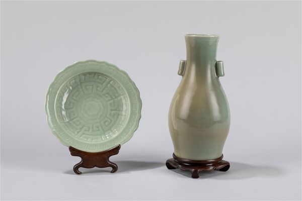 Un piattino a invetriatura celadon e un vaso biansato  - Asta Arte orientale / 东方艺术 - Associazione Nazionale - Case d'Asta italiane
