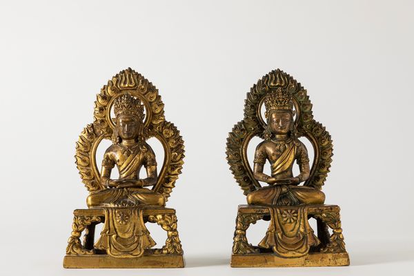 Coppia di bronzi dorati raffiguranti Amitayus. Cina, secolo XVIII  - Asta Arte orientale / 东方艺术 - Associazione Nazionale - Case d'Asta italiane