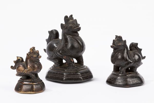 Tre pesi in bronzo. Cina, secolo XIX  - Asta Arte orientale / 东方艺术 - Associazione Nazionale - Case d'Asta italiane