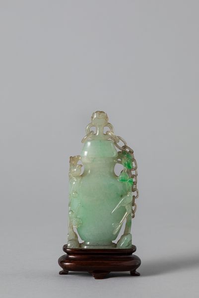 Piccolo vaso con coperchio in giadeite verde mela. Cina, fine dinastia Qing  - Asta Arte orientale / 东方艺术 - Associazione Nazionale - Case d'Asta italiane