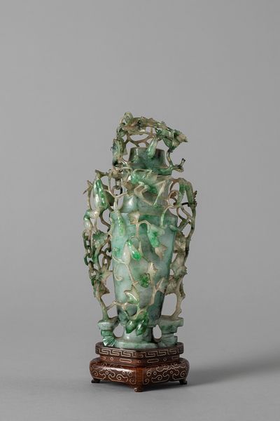 Vaso con coperchio in giadeite verde mela. Cina, fine dinastia Qing  - Asta Arte orientale / 东方艺术 - Associazione Nazionale - Case d'Asta italiane