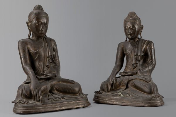 Due Buddha assisi in bronzo. Burma, secolo XIX  - Asta Arte orientale / 东方艺术 - Associazione Nazionale - Case d'Asta italiane