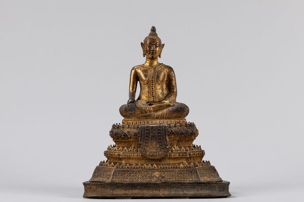 Scultura in bronzo dorato raffigurante Buddha assiso. Thailandia, periodo Rattanakosin, secolo XIX  - Asta Arte orientale / 东方艺术 - Associazione Nazionale - Case d'Asta italiane