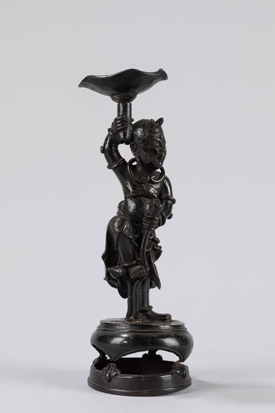 Scultura in bronzo raffigurante divinit. Cina, dinastia Ming, secolo XVII  - Asta Arte orientale / 东方艺术 - Associazione Nazionale - Case d'Asta italiane