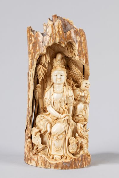 Scultura raffigurante Guanyin, l'intaglio Cina, secolo XIX  - Asta Arte orientale / 东方艺术 - Associazione Nazionale - Case d'Asta italiane