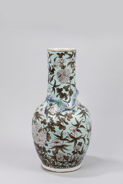 Vaso a bottiglia a fondo turchese. Cina, secolo XIX  - Asta Arte orientale / 东方艺术 - Associazione Nazionale - Case d'Asta italiane