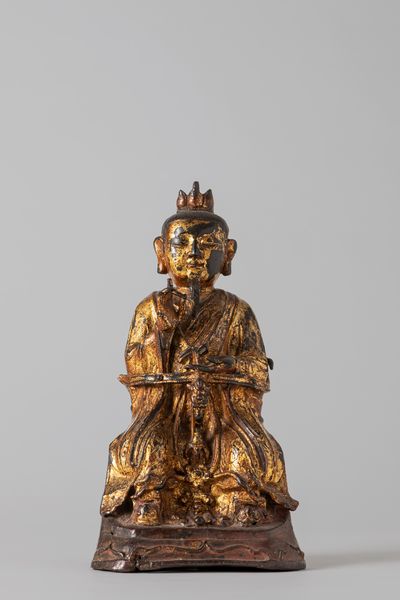 Scultura in bronzo dorato e laccato raffigurante Buddha assiso. Cina dinastia Ming, secolo XVII  - Asta Arte orientale / 东方艺术 - Associazione Nazionale - Case d'Asta italiane