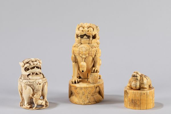 Lotto composto da due cani di pho in avorio e un sigillo in avorio a guisa di qilin. Cina, fine secolo XIX/inizio secolo XX  - Asta Arte orientale / 东方艺术 - Associazione Nazionale - Case d'Asta italiane