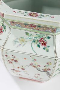 Grande giardiniera in porcellana Famiglia Rosa. Cina, secolo XIX  - Asta Arte orientale / 东方艺术 - Associazione Nazionale - Case d'Asta italiane