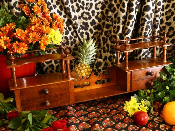 Piccola �tag�re da muro o da tavolo in noce  - Asta L'arte di arredare - Associazione Nazionale - Case d'Asta italiane