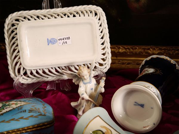 Lotto di curiosit� in porcellana  - Asta L'arte di arredare - Associazione Nazionale - Case d'Asta italiane