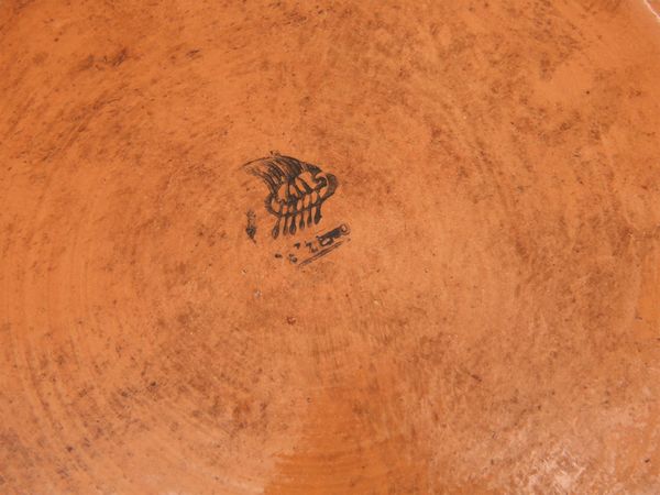 Due piatti da parata in terracotta smaltata  - Asta L'arte di arredare - Associazione Nazionale - Case d'Asta italiane