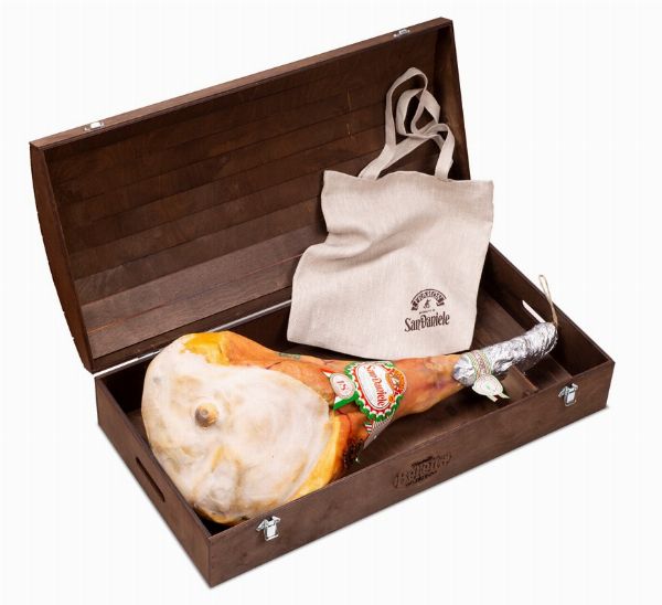 Un Forziere in Legno con Prosciutto di San Daniele Dop 18 mesi e una Shopper in canapa  - Asta Pandolfini per Amici di URI - Asta Benefica per Sostenere la Ricerca Scientifica Urologica - Associazione Nazionale - Case d'Asta italiane