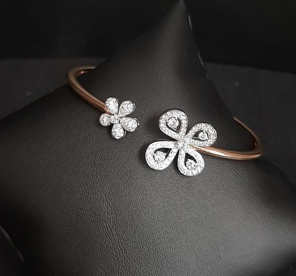 Bracciale Fiori in Oro Bianco e Rosa con Diamanti Verdi gioielli  - Asta Pandolfini per Amici di URI - Asta Benefica per Sostenere la Ricerca Scientifica Urologica - Associazione Nazionale - Case d'Asta italiane