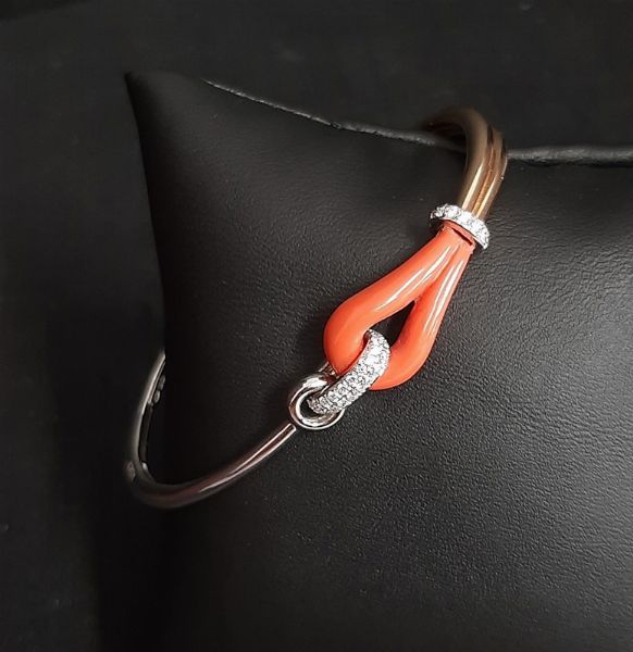 Bracciale Nodo in Oro Bianco e Rosa con Diamanti e Eco-Corallo Verdi gioielli  - Asta Pandolfini per Amici di URI - Asta Benefica per Sostenere la Ricerca Scientifica Urologica - Associazione Nazionale - Case d'Asta italiane