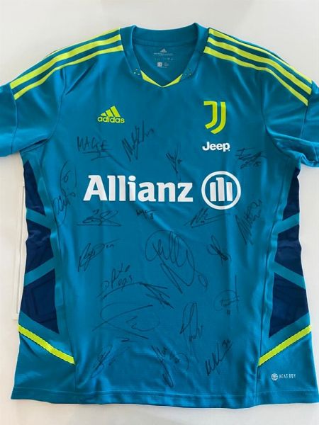 Due Magliette Ufficiali Firmate Juventus Football Club  - Asta Pandolfini per Amici di URI - Asta Benefica per Sostenere la Ricerca Scientifica Urologica - Associazione Nazionale - Case d'Asta italiane