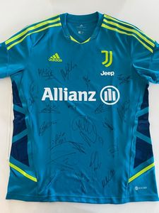 Due Magliette Ufficiali Firmate Juventus Football Club  - Asta Pandolfini per Amici di URI - Asta Benefica per Sostenere la Ricerca Scientifica Urologica - Associazione Nazionale - Case d'Asta italiane