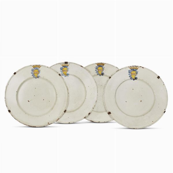 QUATTRO PIATTI DA PARATA ARALDICI, ITALIA CENTRALE, SECOLO XVII  - Asta Arte � ricerca | Dipinti sculture e oggetti d'arte da una raccolta fiorentina  - Associazione Nazionale - Case d'Asta italiane