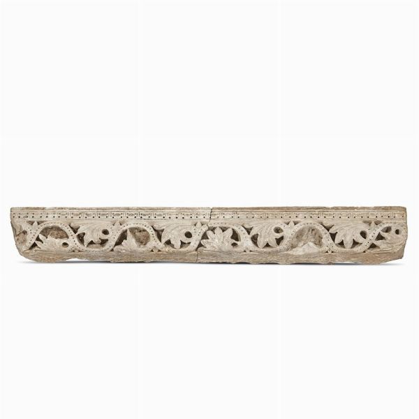 FREGIO CON GIRALI A FOGLIE LANCEOLATE ESPANSE E MODANATURA A FUSAROLA, AQUITANIA?, SECOLO XII  - Asta Arte � ricerca | Dipinti sculture e oggetti d'arte da una raccolta fiorentina  - Associazione Nazionale - Case d'Asta italiane