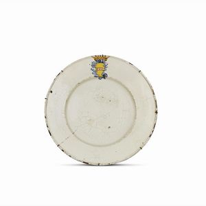 QUATTRO PIATTI DA PARATA ARALDICI, ITALIA CENTRALE, SECOLO XVII  - Asta Arte � ricerca | Dipinti sculture e oggetti d'arte da una raccolta fiorentina  - Associazione Nazionale - Case d'Asta italiane
