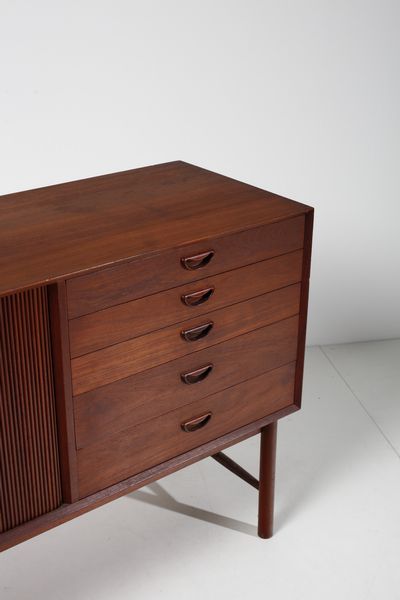PETER HVIDT E ORLA MLGAARD-NIELSEN : Credenza per Soborg Mobler  - Asta Asta 383 | DESIGN E ARTI DECORATIVE DEL NOVECENTO - FINE DESIGN Tradizionale - Associazione Nazionale - Case d'Asta italiane
