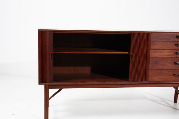 PETER HVIDT E ORLA MLGAARD-NIELSEN : Credenza per Soborg Mobler  - Asta Asta 383 | DESIGN E ARTI DECORATIVE DEL NOVECENTO - FINE DESIGN Tradizionale - Associazione Nazionale - Case d'Asta italiane