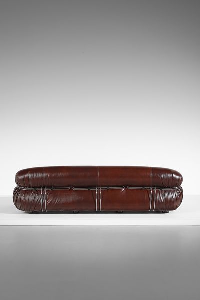 SCARPA AFRA (1937 -2011) & TOBIA (n. 1935) : Divano Soriana per Cassina  - Asta Asta 383 | DESIGN E ARTI DECORATIVE DEL NOVECENTO - FINE DESIGN Tradizionale - Associazione Nazionale - Case d'Asta italiane