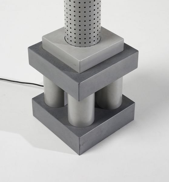 THUN MATTEO (n. 1952) : Lampada da terra Chicago Tribune per Bieffeplast  - Asta Asta 383 | DESIGN E ARTI DECORATIVE DEL NOVECENTO - FINE DESIGN Tradizionale - Associazione Nazionale - Case d'Asta italiane