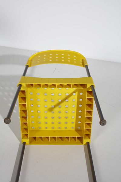 MARI ENZO (n. 1932) : Otto sedie BOX per Anonima Castelli (BO)  - Asta Asta 383 | DESIGN E ARTI DECORATIVE DEL NOVECENTO - FINE DESIGN Tradizionale - Associazione Nazionale - Case d'Asta italiane