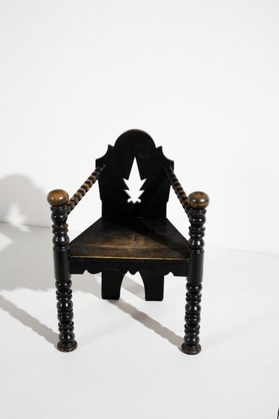 ZOTTI JOSEF (1982 - 1953) : attribuito. Coppia di sedie con tavolino  - Asta Asta 383 | DESIGN E ARTI DECORATIVE DEL NOVECENTO - FINE DESIGN Tradizionale - Associazione Nazionale - Case d'Asta italiane