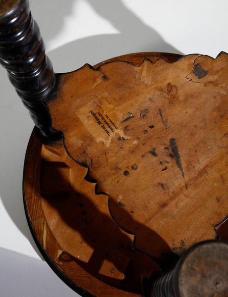 ZOTTI JOSEF (1982 - 1953) : attribuito. Coppia di sedie con tavolino  - Asta Asta 383 | DESIGN E ARTI DECORATIVE DEL NOVECENTO - FINE DESIGN Tradizionale - Associazione Nazionale - Case d'Asta italiane