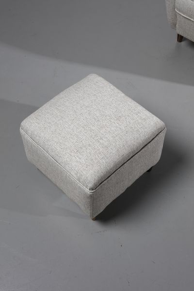 PONTI GIO (1891 - 1979) : Coppia di poltrone con coppia di poggiapiedi per ISA, Ponte San Pietro, Bergamo  - Asta Asta 383 | DESIGN E ARTI DECORATIVE DEL NOVECENTO - FINE DESIGN Tradizionale - Associazione Nazionale - Case d'Asta italiane