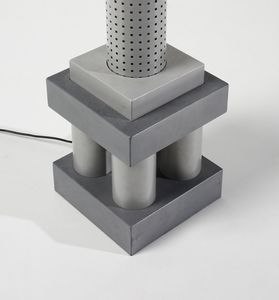 THUN MATTEO (n. 1952) : Lampada da terra Chicago Tribune per Bieffeplast  - Asta Asta 383 | DESIGN E ARTI DECORATIVE DEL NOVECENTO - FINE DESIGN Tradizionale - Associazione Nazionale - Case d'Asta italiane