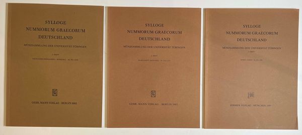 SYLLOGE NUMMORUM GRAECORUM DEUTSCHLAND. Lotto di tre volumi. M�nzsammlung der Universit�t T�bingen.  - Asta Numismatica - Associazione Nazionale - Case d'Asta italiane
