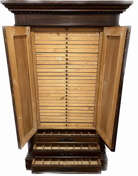 MOBILE-MONETIERE IN LEGNO DI NOCE SCURO DI INIZIO XX SECOLO CON MONETE ALL'INTERNO.  - Asta Numismatica - Associazione Nazionale - Case d'Asta italiane