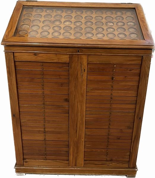 ELEGANTE MOBILE-MONETIERE IN LEGNO DI NOCE CHIARO DI INIZIO XX SECOLO.  - Asta Numismatica - Associazione Nazionale - Case d'Asta italiane